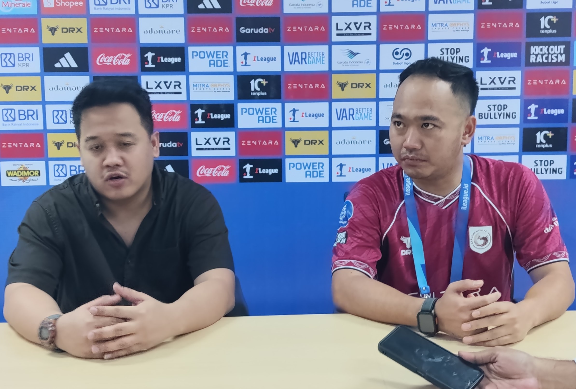 CEO Garudayaksa FC, Reza Anugrah (kanan) dan COO sekaligus Manajer Garudayaksa FC, Derry Hidayat (kiri) saat memberikan keterangan kepada wartawan di ruangan media Stadion Pakansari/Foto: Kurvanewscom/Nandang Permana