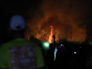 Petugas gabungan yang terdiri dari BPBD Kota Palembang dan Damkar Kota Palembang melakukan operasi pemadaman kebakaran hutan dan lahan sekitaran lahan terbuka di Kawasan Perumahan Taman Asri, Kecamatan Sako, Kota Palembang, Rabu (16/9) malam/Foto: Humas BNPB