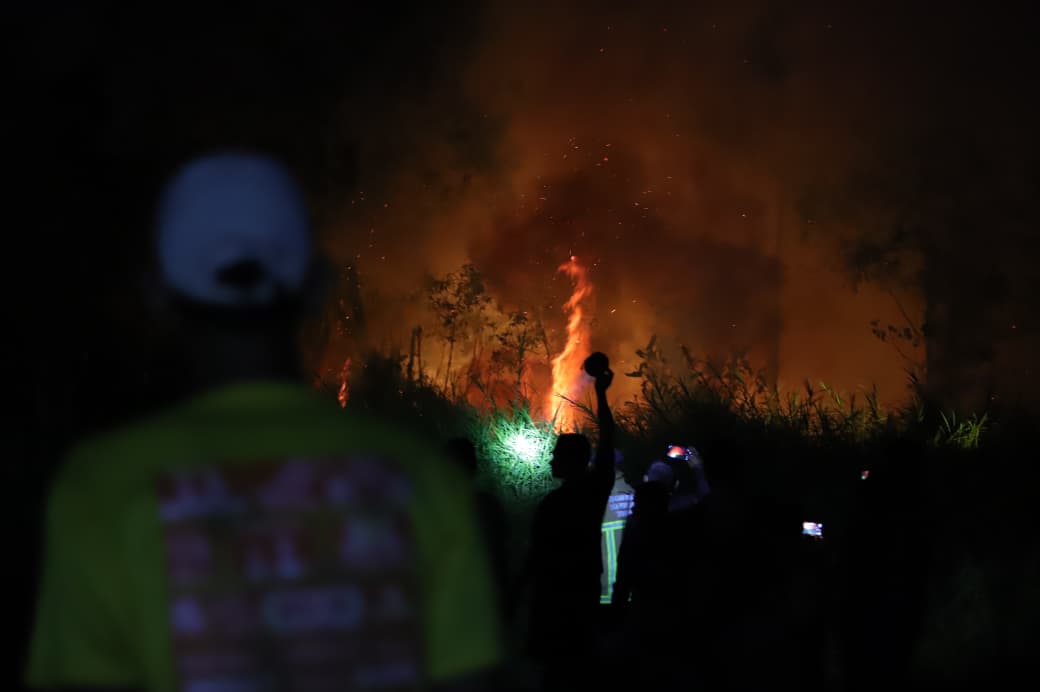 Petugas gabungan yang terdiri dari BPBD Kota Palembang dan Damkar Kota Palembang melakukan operasi pemadaman kebakaran hutan dan lahan sekitaran lahan terbuka di Kawasan Perumahan Taman Asri, Kecamatan Sako, Kota Palembang, Rabu (16/9) malam/Foto: Humas BNPB