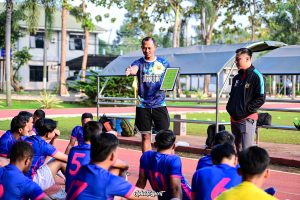 Sansan Fauzi Husaeni saat membina pemain muda di Erlangga Football Academy/Foto: Dokumen Pribadi Sansan Fauzi