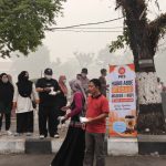 Asap Karhutla Masih Pekat di Barabai, Habib Aboe Bagikan Masker dan Kopi ke Warga