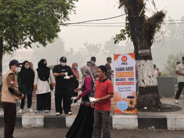 Asap Karhutla Masih Pekat di Barabai, Habib Aboe Bagikan Masker dan Kopi ke Warga