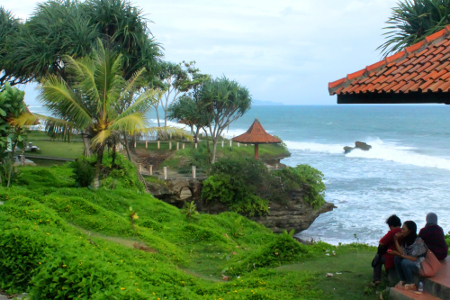 Wisata Batu Hiu Pangandaran di Desa Ciliang menyuguhkan panorama Samudera Hindia, konservasi penyu, dan legenda sirip hiu yang melegenda/Foto: Indonesia Kaya