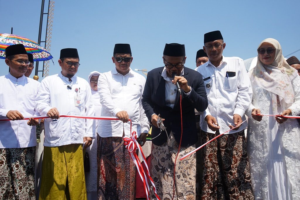 Bupati Batang, M. Faiz Kurniawan (ketiga kanan), memotong pita dalam rangka peresmian Jembatan Kalibelo di Kecamatan Tersono, Kabupaten Batang, Kamis (22/10/2026)/Foto: Media Center Batang