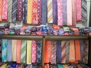Batik garutan, warisan Kabupaten Garut, punya warna khas gumading hingga ungu tua serta motif lereng dan parang yang unik dan turun-temurun/Foto: Indonesia Kaya