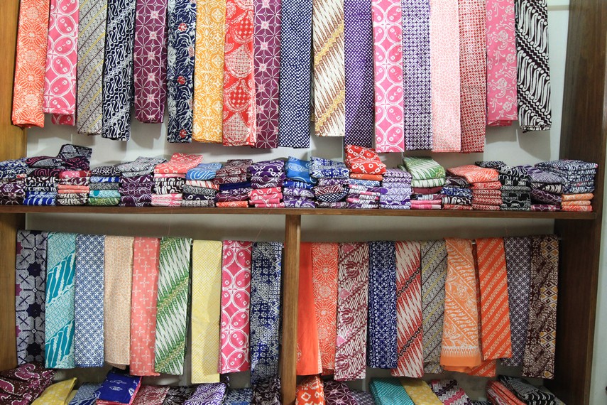 Batik garutan, warisan Kabupaten Garut, punya warna khas gumading hingga ungu tua serta motif lereng dan parang yang unik dan turun-temurun/Foto: Indonesia Kaya