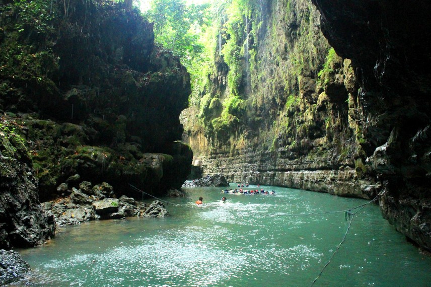 Green Canyon di Desa Kertayasa, Pangandaran menawarkan ngarai hijau, susur sungai, dan lompat tebing/Foto: Indonesia Kaya