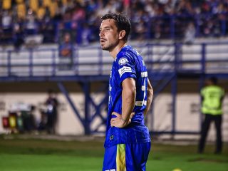 Gelandang Persib, Thom Haye sesaat sebelum mengambil tendangan sudut saat tampil menghadapi Persik Kediri/Foto: Kurvanewscom/Muhammad Farid