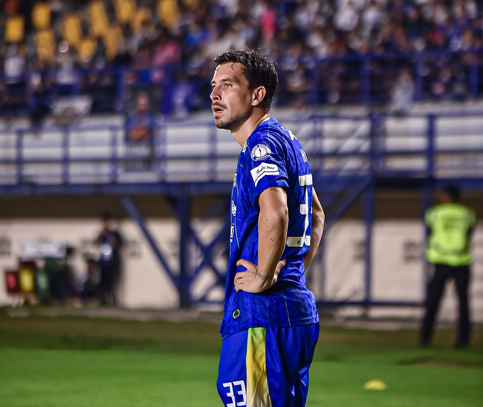 Gelandang Persib, Thom Haye sesaat sebelum mengambil tendangan sudut saat tampil menghadapi Persik Kediri/Foto: Kurvanewscom/Muhammad Farid