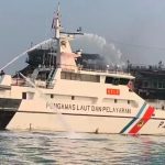 Proses pemadaman kebakaran Kapal Motor Penyeberangan (KMP) Batumandi/Foto: Humas Kemenhub
