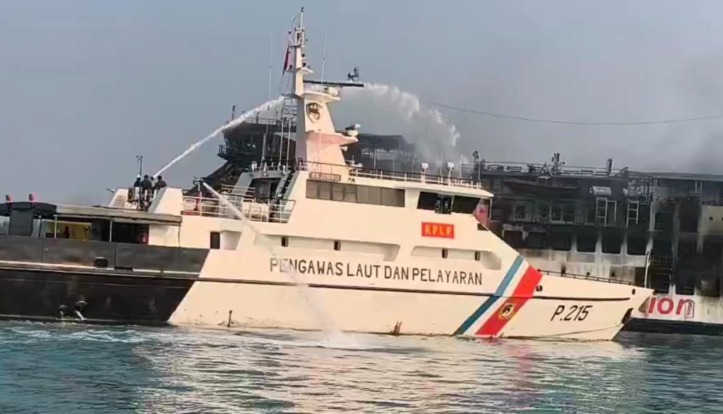 Proses pemadaman kebakaran Kapal Motor Penyeberangan (KMP) Batumandi/Foto: Humas Kemenhub