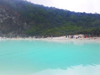 Kawah Putih di Gunung Patuha punya warna berubah-ubah dan kabut putih memesona/Foto: Indonesia Kaya