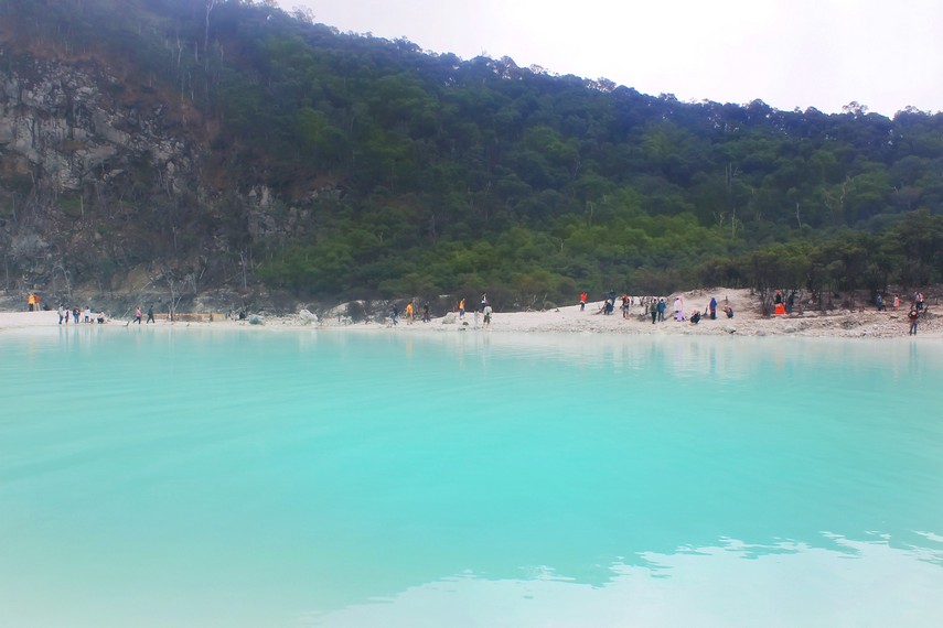 Kawah Putih di Gunung Patuha punya warna berubah-ubah dan kabut putih memesona/Foto: Indonesia Kaya