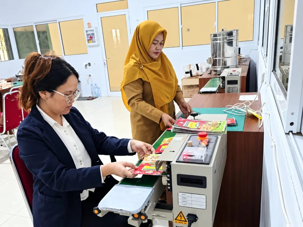 Bantuan kemasan UMKM dari Rumah Kemasan Pontianak disambut positif. Pelaku usaha menilai fasilitas ini menekan biaya produksi/Foto: Media Center Pontianak