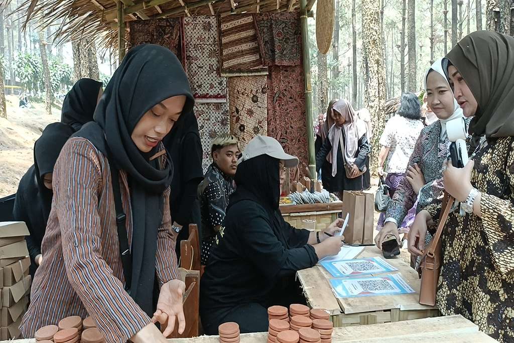 Kenduri Batik Batang hadirkan bazar UMKM dengan 26 stan. Pengunjung bayar pakai kereweng di Sikembang Park, Blado, Kabupaten Batang.