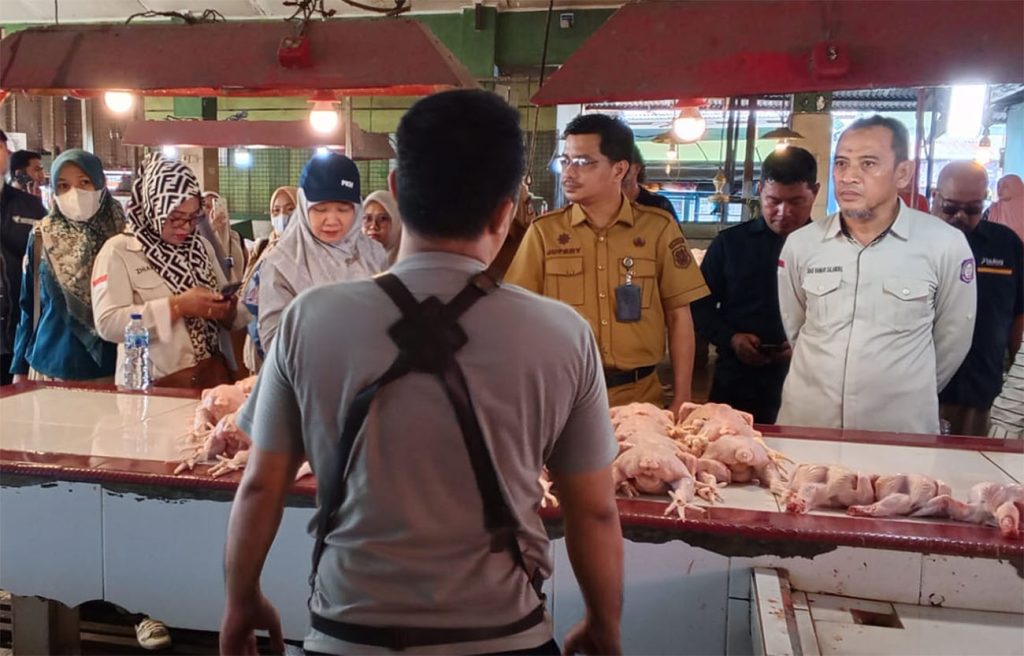 Pemantauan harga bahan pokok oleh TPID di Pasar Kayubulan Limboto Gorontalo/Foto: Media Center Gorontalo