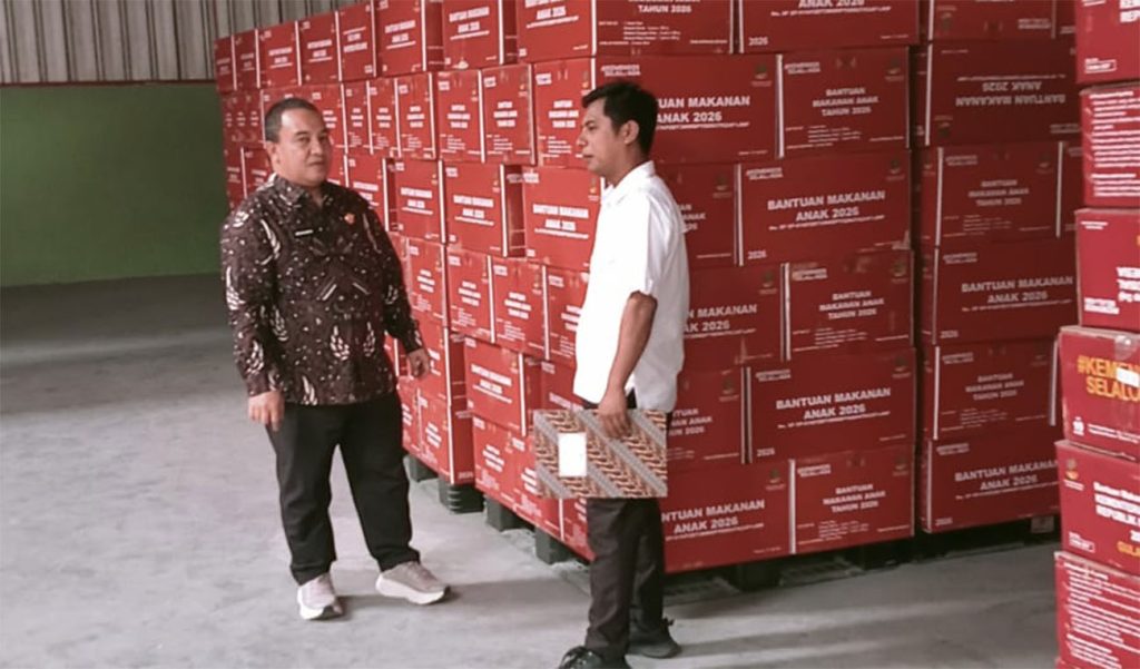 Kepala Dinsosdukcapil Provinsi Gorontalo, Reflin Buata, melakukan kunjungan Gudang Logistik Kementerian Sosial Regional Timur/Foto: Media Center Gorontalo