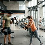 Perbedaan fitness dan gym perlu dipahami agar tak salah arah. Kenali definisi, tujuan, fokus latihan, hingga cara mengombinasikan keduanya/Ilustrasi: Kurvanewscom