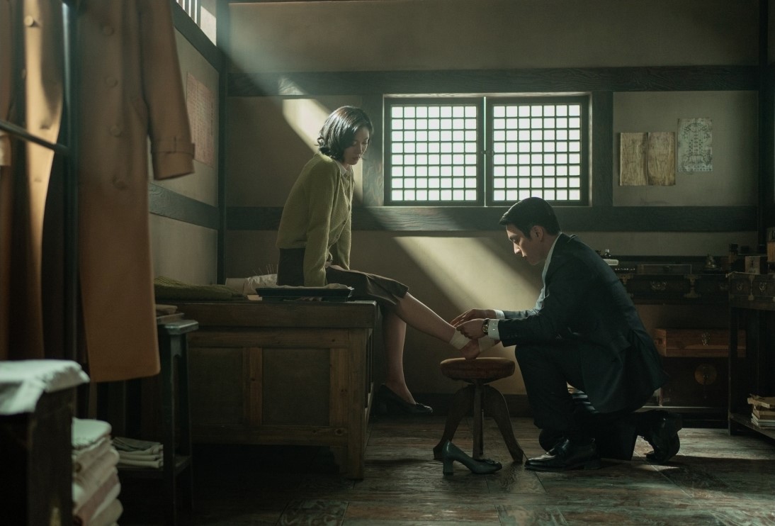 Romansa Kim You Jung dan Park Jinyoung tersirat dalam still terbaru drama 100 Days of Deception/Foto: Soompi