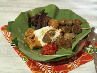 Nasi Jamblang adalah kuliner khas Cirebon yang dibungkus daun jati/Foto: Indonesia Kaya