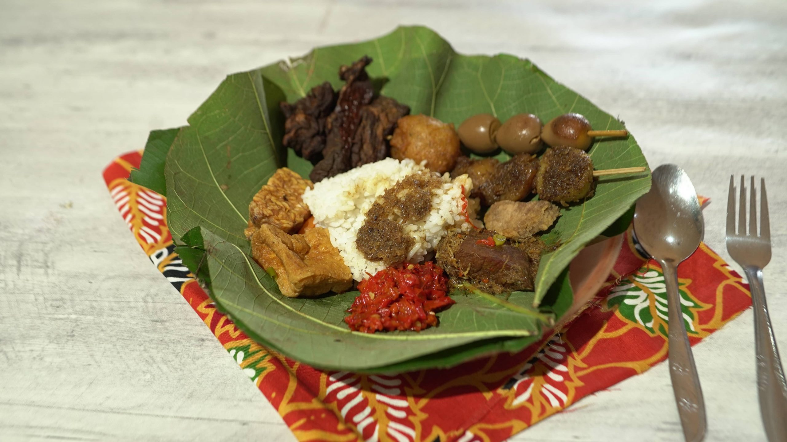 Nasi Jamblang adalah kuliner khas Cirebon yang dibungkus daun jati/Foto: Indonesia Kaya