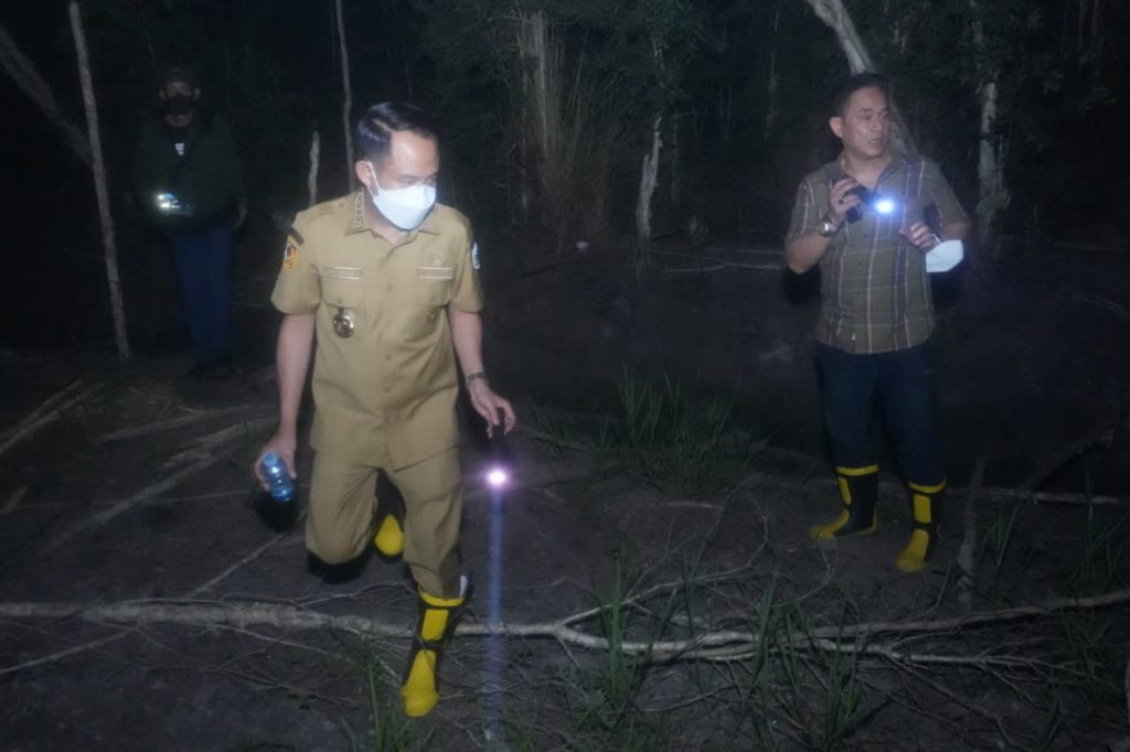 Wali kota Palangka Raya, Fairid meninjau, langsung penanganan kebakaran hutan dan lahan (Karhutla) di Kawasan Perkantoran Pemko Palangka Raya/Foto: Media Center Palangka Raya